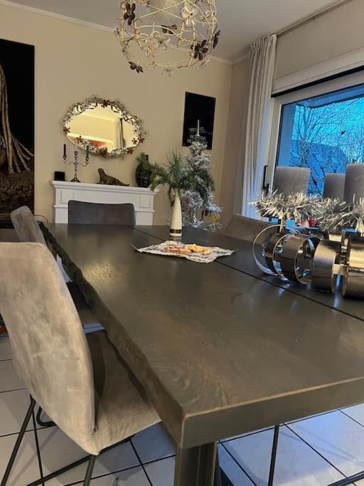 Villa Casa Blanca Mit Privatem Schwimmbad 26 Grad Und Sauna Duisburg Bagian luar foto